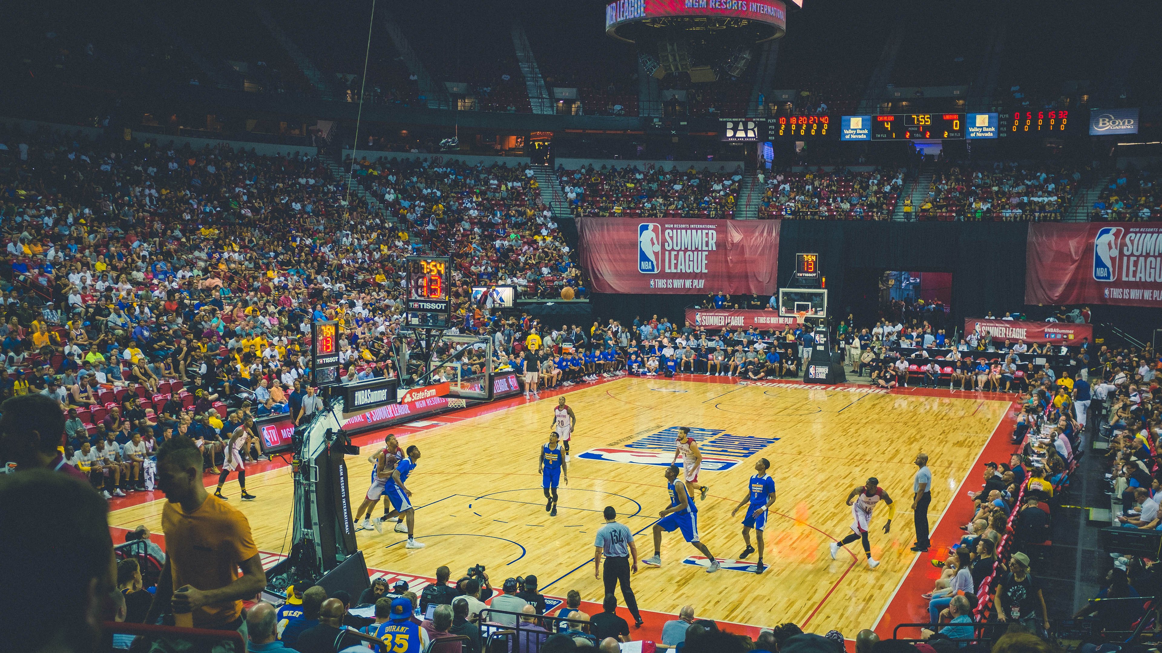 足球场馆环保节能技术逐步普及，推动绿色发展，设计足球场如何节约城市空间